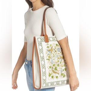 Tory Burch
Ella Print Canvas Tote